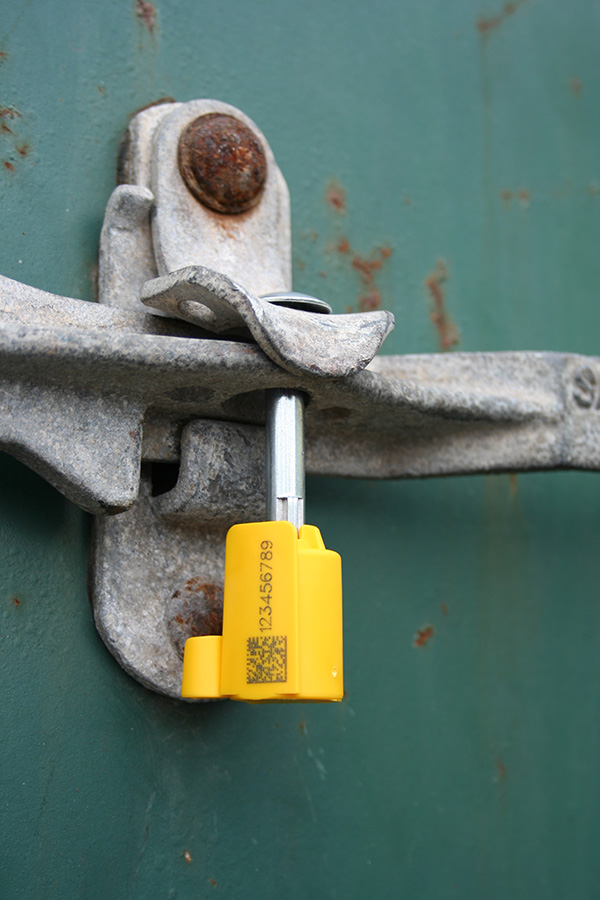 Grön container med containerlås